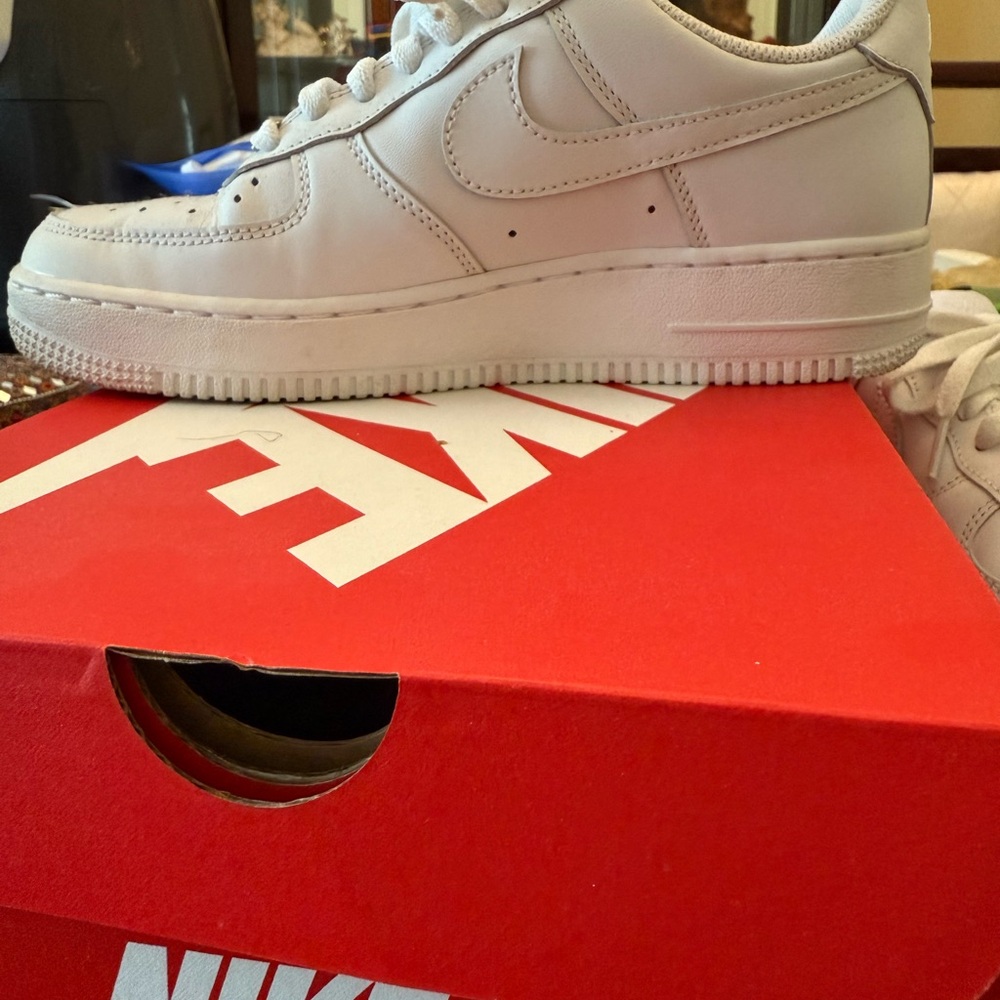 Nike Air Force 1 (AF1) ‘07 sneaker in white - size 8 women - barely worn! - Picture 4 of 6